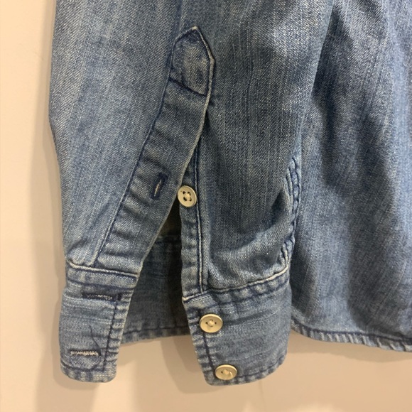 Brand: Joe Size: Medium A loose fitting denim jean jacket with pockets - Picture 2 of 3
